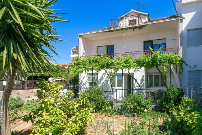 Apartments with parking space Trogir - 23849