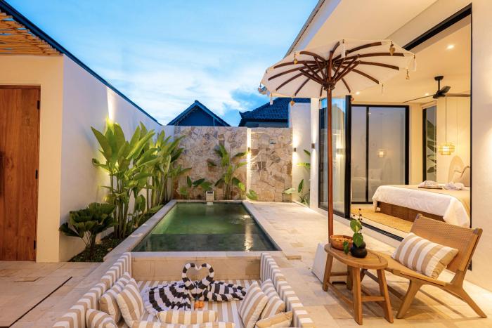 Stylish Luxury 2BR Villa Walk to Kedungu Beach