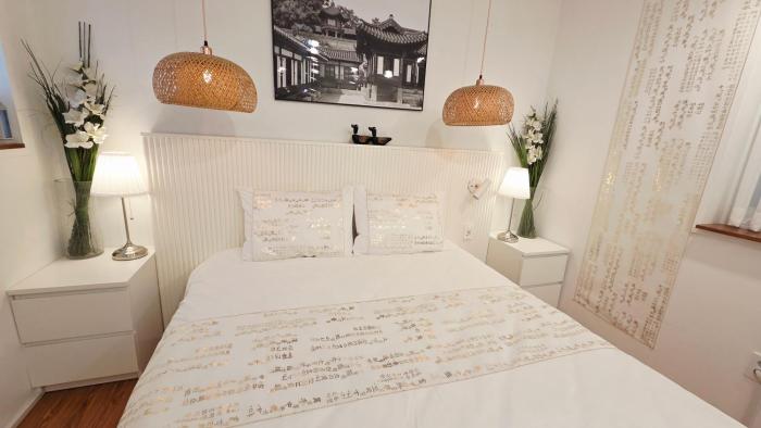 Gyeongbokgung 8 Min by Bus ㅣFree Birthday Anniversary Decor ㅣ Private Apt near a Korean Traditional Market Street Food ㅣ