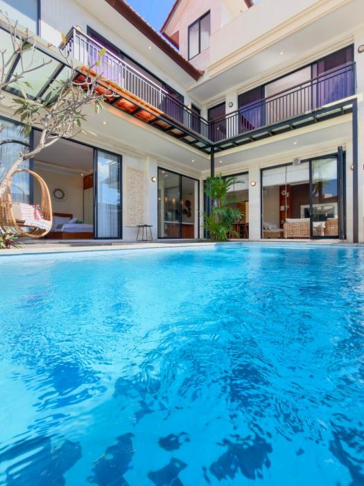 Casa de Lucia Bali - 3 BR Private Pool Villa with Rooftop Jacuzzi Seminyak