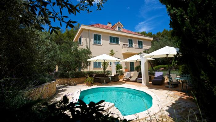 Seaside Garden Apartment - 40m above Duboka Bay