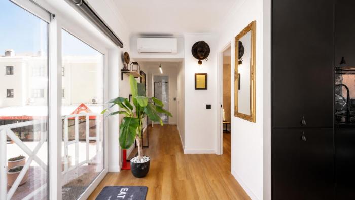 Walk to Marina & Beach - Renovated - Parking