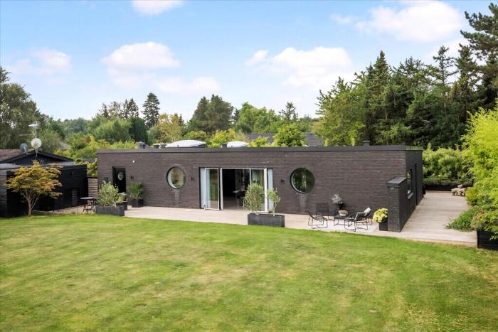 Spacious Architect-Designed Villa 2 Baths