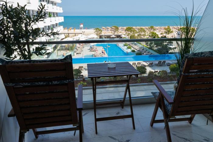 Aqua Vibes in Infinity Pool & Spa Resort