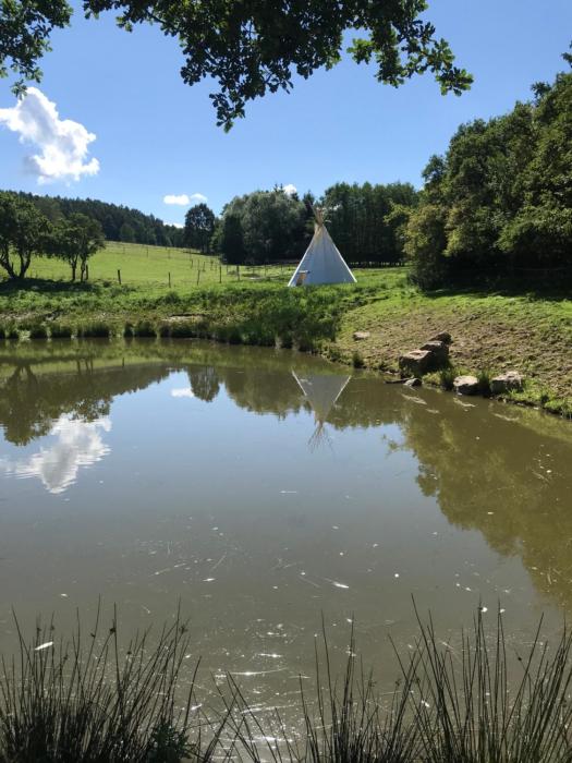 Teepee u tůně