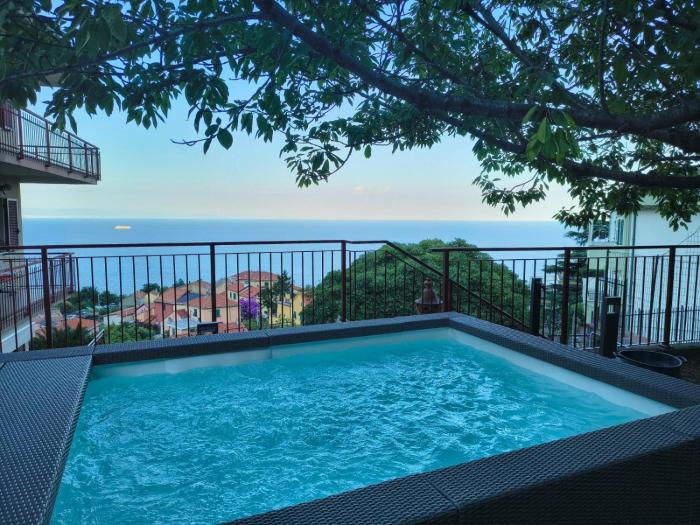 Le Tre Terrazze sul Blu vista mare, piscina idromassaggio, posto auto coperto