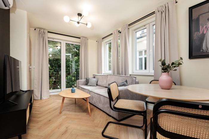 Urban Retreat - Krowoderska Apartment - by Upstairs