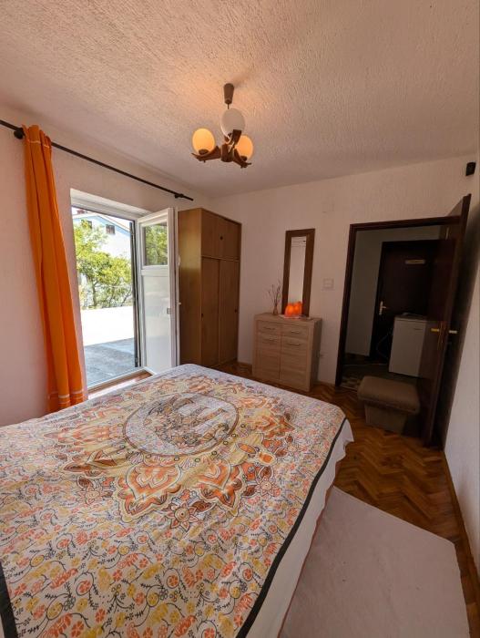 Orangenes Ferienzimmer am Meer ca 180 Meter Luftlinie zum Strand