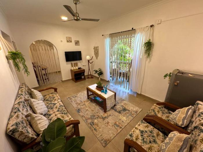 Macramé & Moss Chic & Cozy 2BHK Boho Pool View apt