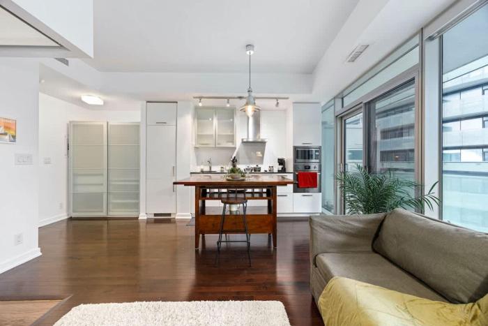 Stylish 1BR APT near DWTN with Balcony Views