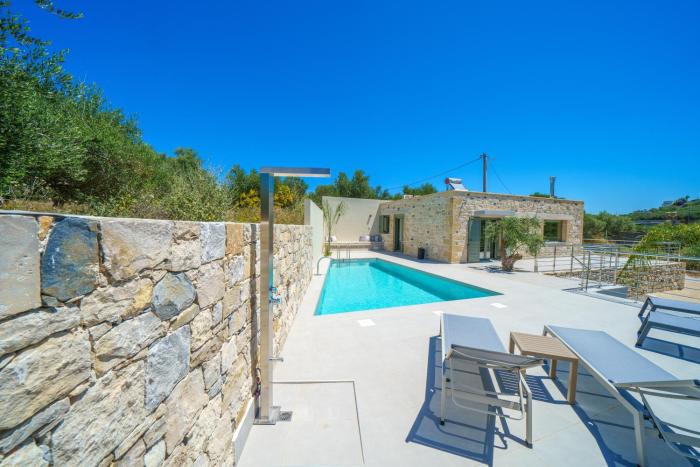 PETRONILA exclusive Living