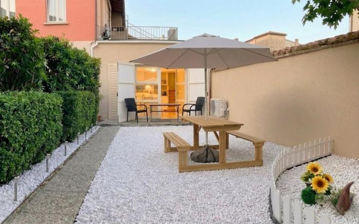 White Garden Apartment