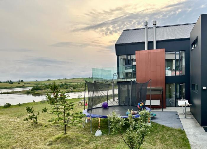 Luxury lakefront Villa 15 min drive to downtown