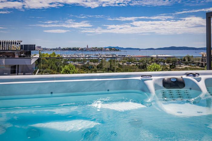 Olive Luxe Penthouse with Jacuzzi and Sea View