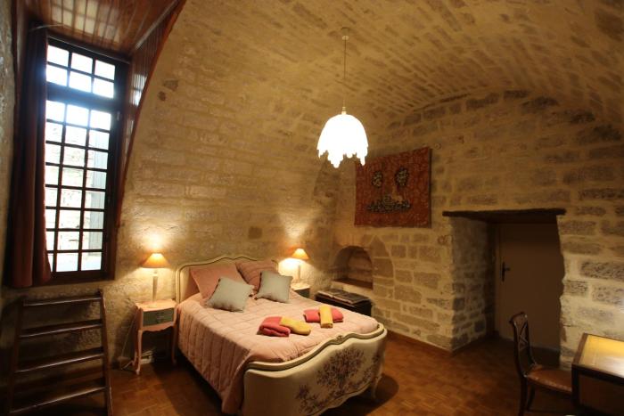 Logis XVe 2 chambres avec suite parentale voûtée à 5 min Uzès