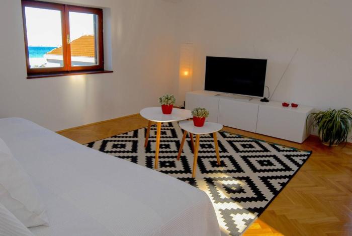 Beachfront apartment Saturn