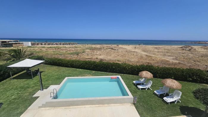 Mariella Rooms beach front with seaview and pool and garden