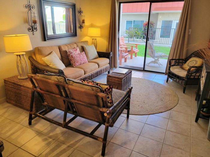 101 - Caribbean décor and a few steps to pool