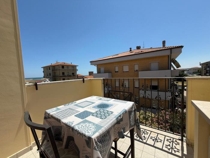 PP15 - Porto Potenza, bilocale con balcone vista mare