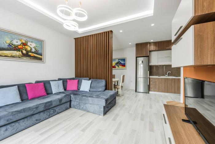 Beachside Modern Apartment by PikHost