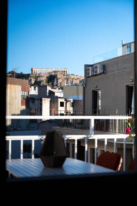 Curated Vintage Athenian apartment with Acropolis view