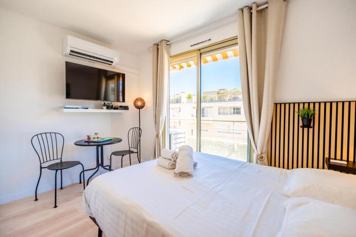 Lou Cigaloun l Balcony pool l Shellter-Rentals