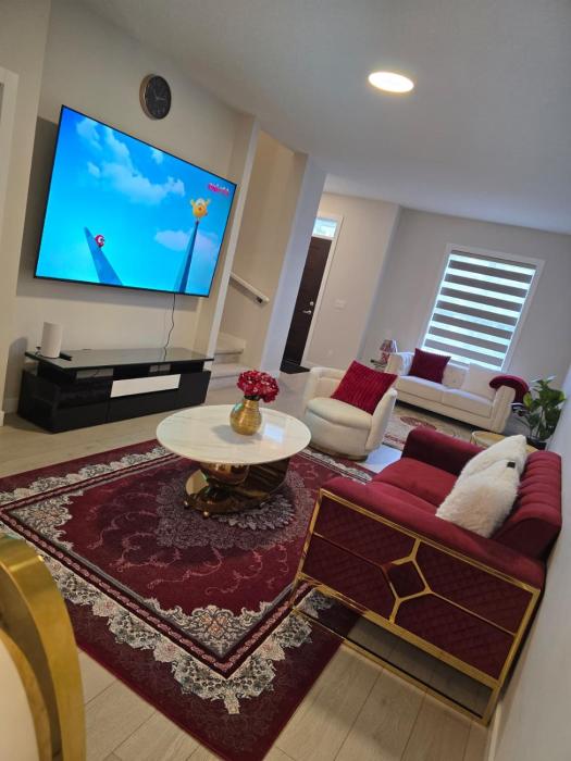 Modern Cozy Home - Spacious & Near Airport
