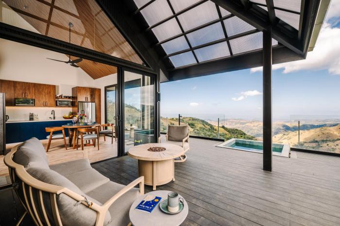 Lakay Monteverde with Heated Pool, Golf Cart, Breakfast
