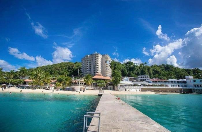 Montego Bay Studio Condo Hip Strip across Dr Cave Beach Near Airport Sleeps 2