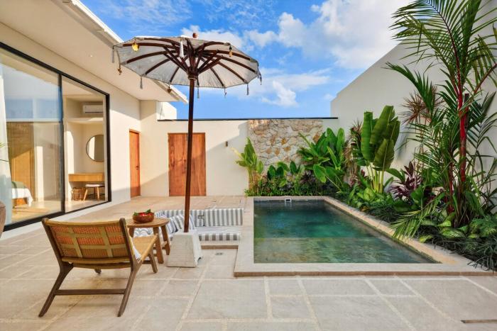 Tropical Luxury 2BR Villa Escape - 2 Minutes to Beach