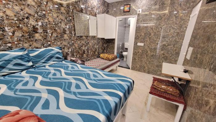 Aggarwal independent studio apartments with private washroom and private kitchen withutensils, fridge, wifi with smart tv, work desk, fully ac as like your own sweet home