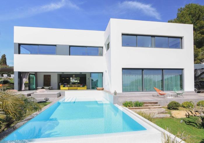 Luxurious 5-Bedroom Villa with Private Pool in Punta Martinet