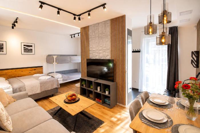 Slunné studio v centru jen 150m od lanovky, s vlastním parkováním a malou terasou, WIFI, SAT, rekuperace, vybavená kuchyně a moderní koupelna s pračkou