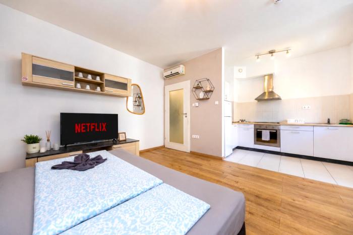 Prime Stay - Modern 2 Bedroom Apartment with Balcony & Parking Included