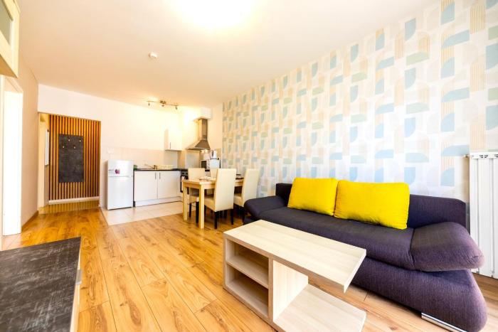 Prime Stay - Modern 1 Bedroom Apartment with 2 Balcony & Parking Included