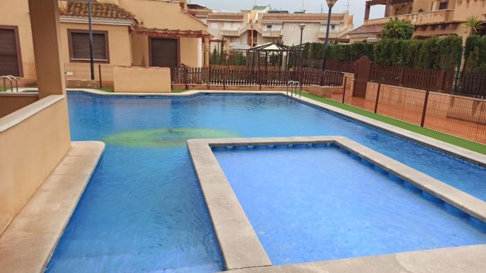Apartamento con jardín y piscina en Los Collados
