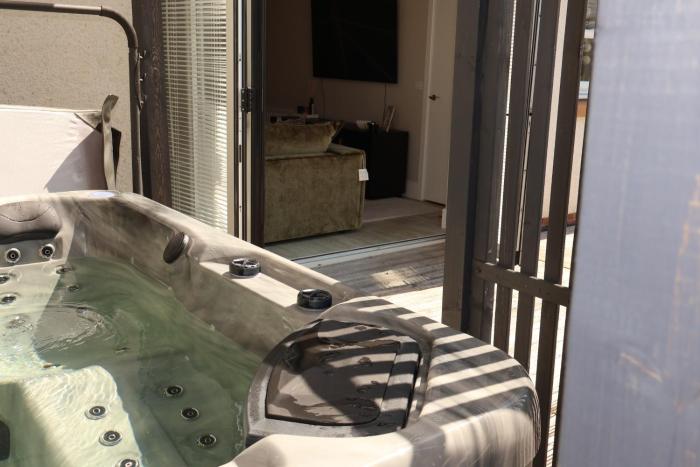 Stylish 3-Bed Glasgow Retreat, Private Hot Tub & Parking