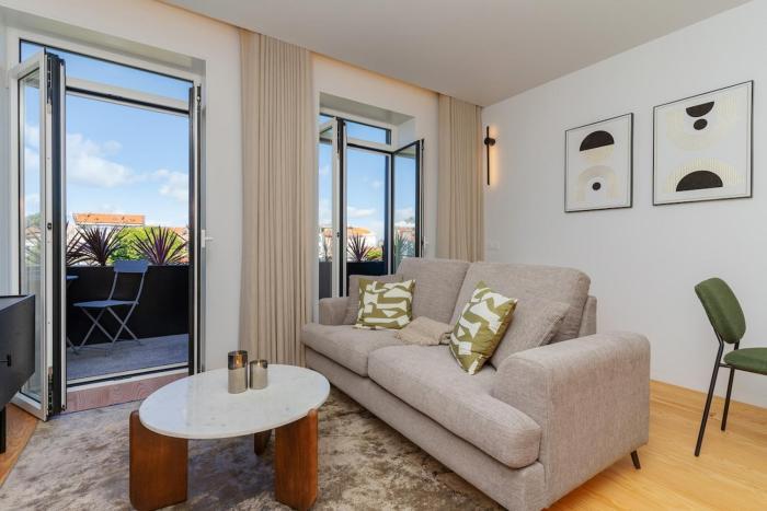 Modern apt with private balcony in the city center