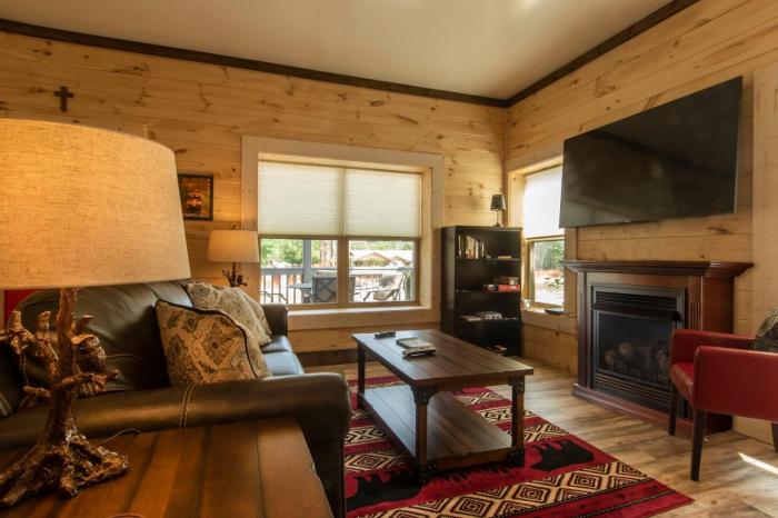 Love Shack Cozy, Affordable Cabin in Downtown Bryson City