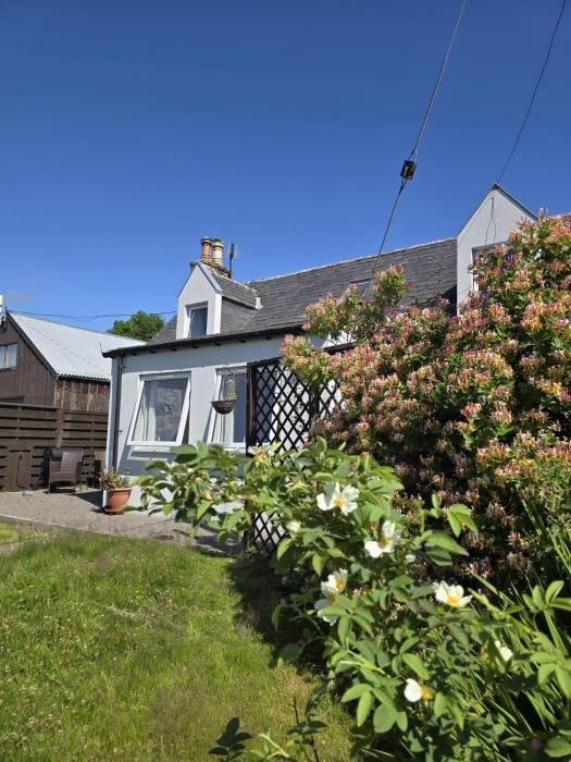 3BR Cottage with Garden, Free Parking for 6 Guests