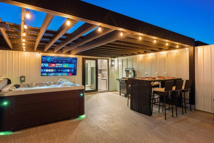 Beach Getaway South - Ocean View Sky Lounge, Hot Tub, Game Room