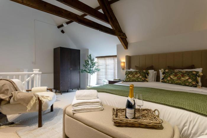 Old Coombe Cottage by Must Stay Again - super king bed, free parking, central Tetbury