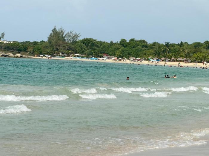 STEPS TO THE BEACH 2 Stunning condo 4 min walk to Bibijagua Beach and Catamarans