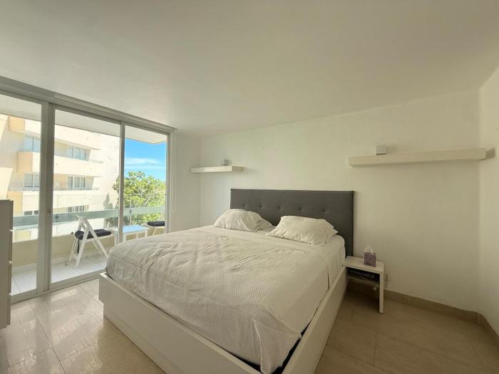 Luxury 1 buen partment on the beach with a pool