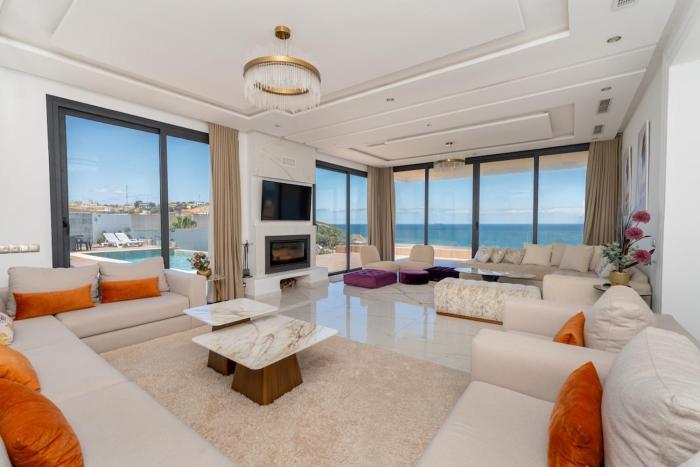 Sea view villa & pool