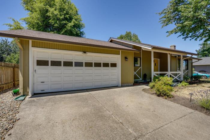 3 Mi Dtwn! Eugene Family Retreat w Yard & Patio