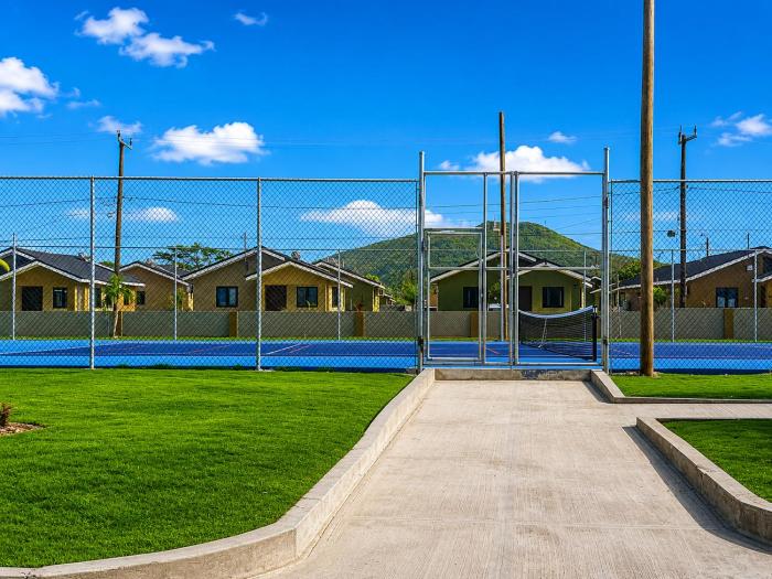 Modern Portmore House with private pool & gym access