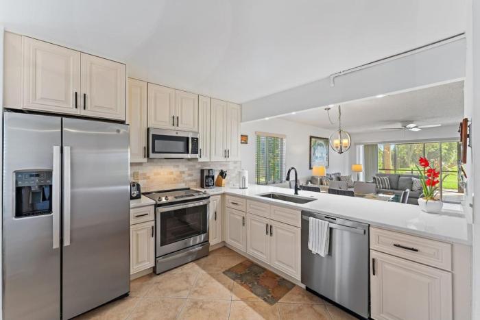 Spacious 2BR 2BA apartment close to the beach
