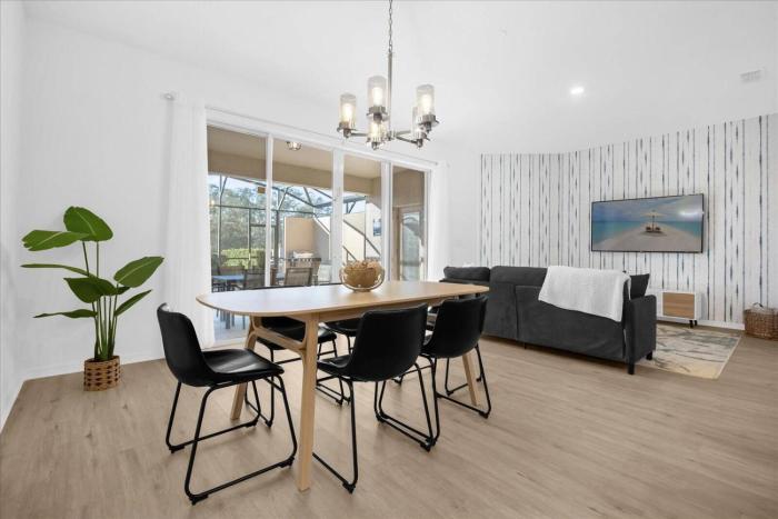 Charming 4BR Townhouse Water Park Private View
