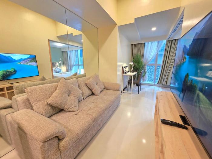 BGC Uptown Parksuites Cosy Hotel Vibe 1BR near Grand Hyatt Uptown Malls and St Lukes